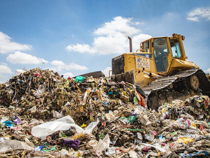 El hombre es un sujeto social que, al trabajar, al producir y al reproducir su existencia modifica la naturaleza y con ello se modifica a sí mismo