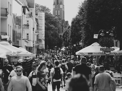 Locais andam pelo centro de uma cidade. Para mim, viajar e conhecer outro lugar é estar verdadeiramente presente. É aprender sobre detalhes e aspectos culturais que, por mais que sejam acessíveis digitalmente, só podem ser verdadeiramente experimentados pessoalmente