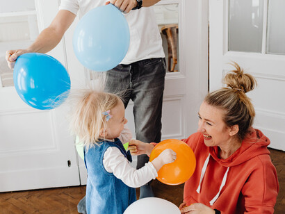 O corpo se nutre de um conjunto de relações, de proximidade, de acontecimentos, de forma que a consciência vai se compondo de outras vidas e intimidades