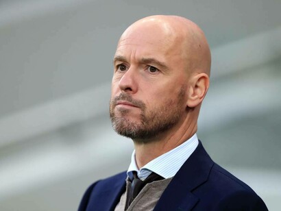Erik ten Hag concentrating during a match with his team Manchester United 