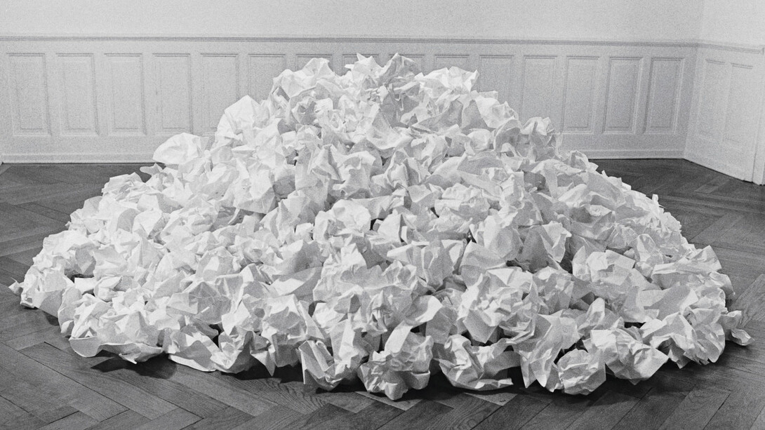 Reiner Ruthenbeck, Weißer Papierhaufen 1979, 600 sheets of paper, Photo: Reiner Ruthenbeck © Reiner Ruthenbeck/ DACS 2014