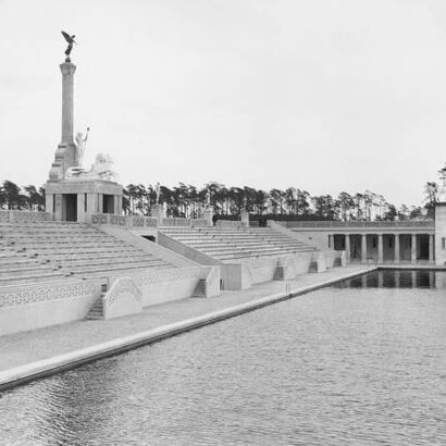 Deutsches Stadion-1913- Schwimmbecken mit Tribüne