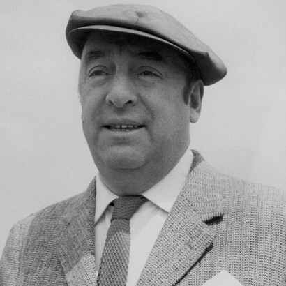 Pablo Neruda, considerado entre los más destacados e influyentes artistas de su siglo; además de haber sido senador de la república chilena, miembro del Comité Central del Partido Comunista (PC), precandidato a la presidencia de su país y embajador en Francia