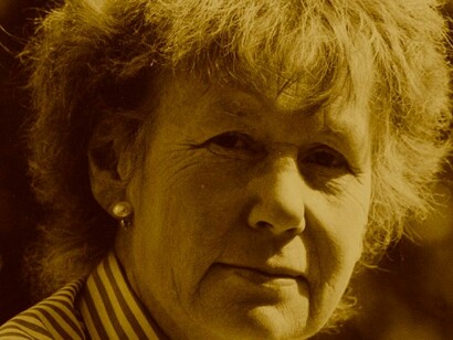 La escritora contó en alguna entrevista que empezó a escribir para entretener a su marido, quien se estaba literalmente muriendo a causa de su alcoholismo

