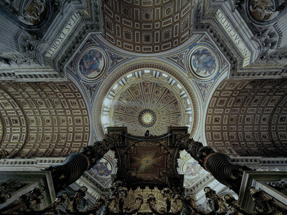 Basilica di San Pietro, interno, particolare della cupola e del baldacchino, Città del Vaticano. Fin dai primordi la comunità ecclesiale ha avuto coscienza della specificità delle sue “regole”, tanto da volerle denominare "canoni" per differenziarle dalle leggi poste dal potere civile 