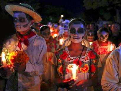 La comitiva fiestera se acerca dando la murga, los del 4º2ª bajan —ellos y todos sus invitados— y arrastrando al vecindario toman las calles de este cementerio a ritmo de samba