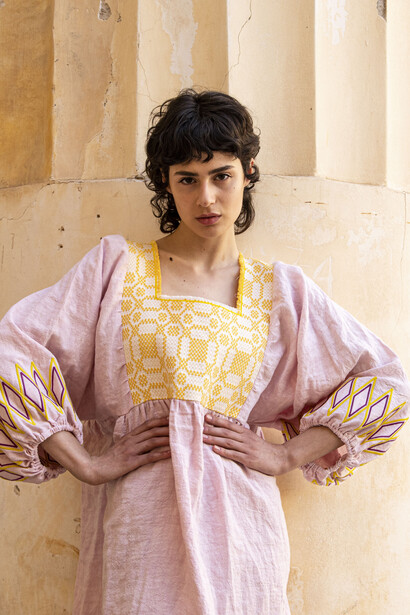 Nina Leuca di Benedetta Rossi: capi ornati con preziosi inserti colorati realizzati a telaio e scupolosamente ricamati a mano