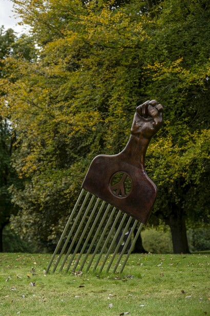 Hank Willis Thomas, All power to all Ppeople (bronze), 2023. Courtesy of the artist, Yorkshire Sculpture Park and Goodman Gallery. Photo by Jonty Wilde