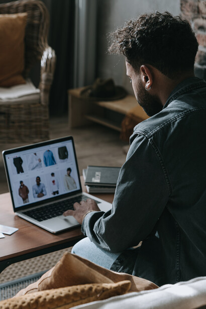 Fast fashion e shopping online. Ad oggi la moda veloce è cresciuta in maniera esponenziale grazie anche alla nascita dell’e-commerce