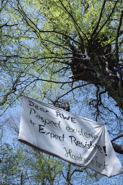 Oliver Ressler, How is the Air up There?, digital print, 59,5x84,4 cm, 2018, Edition 5+1, Courtesy The Gallery Apart Rome