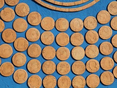 “La porta della bellezza” (particolare). Le forme di terracotta sono state modellate e firmate dagli alunni delle scuole catanesi, divenuti così protagonisti di un percorso artistico-etico di cambiamento della storia del quartiere di Librino