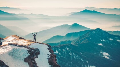 A hiker in Mount Everest reached its goal of arriving to the mountain top with effort and determination in Nepal