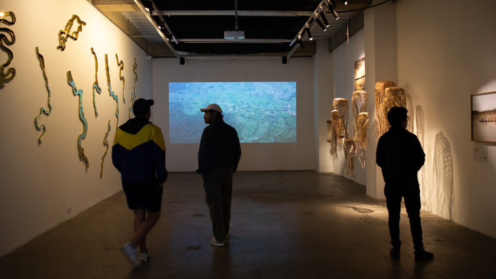 Santiago Vélez, Todo lo que brilla es oro, vista de exhibición. Cortesía de Espacio El Dorado