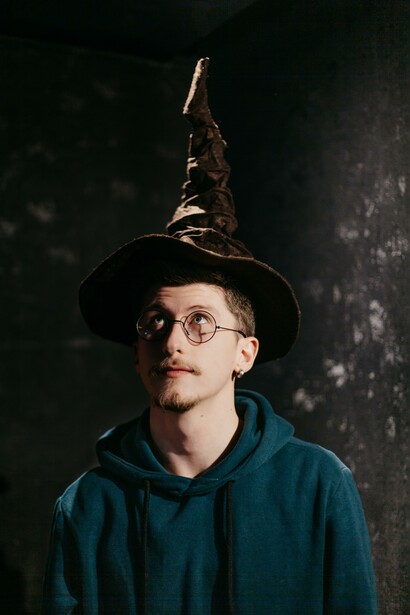 Babbano con il cappello di Harry Potter. Babbano non è colui che non conosce la propria origine, ma colui che non la ricorda