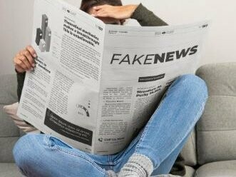 Fake news. Muitas crendices e superstições apresentam falsas causas. Alguém que, por exemplo, tenha passado embaixo de uma escada e depois lhe tenha sobrevindo algum acontecimento ruim passa a associar o fato de passar embaixo de escada como sendo causa de acontecimento ruim, e passa a afirmar que “passar embaixo de escada dá azar”
