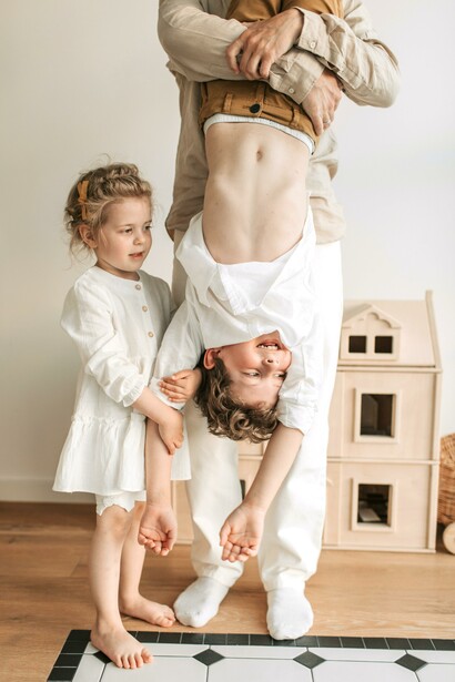 Mãe brincando com seus filhos