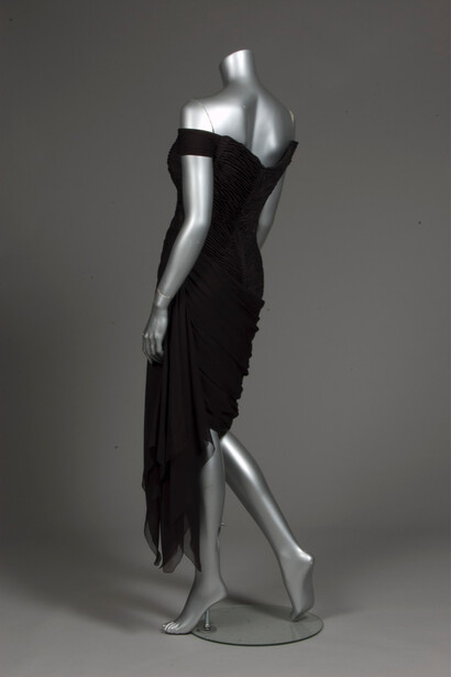 Vestido de cóctel negro asimétrico realizado en crepé de seda, diseño de Christina Stambolian para Diana de Gales