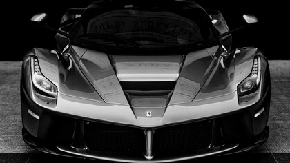 Ferrari simbolo del lusso. LaFerrari ha una particolarità che la rende davvero molto speciale: la livrea tradizionale della Ferrari è rossa con alcune eccezioni come il giallo, questa Ferrari, nella sua rarità di razza, sfoggia anche una altrettanto rara verniciatura grigia