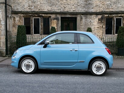 Fiat 500 azzurra parcheggiata