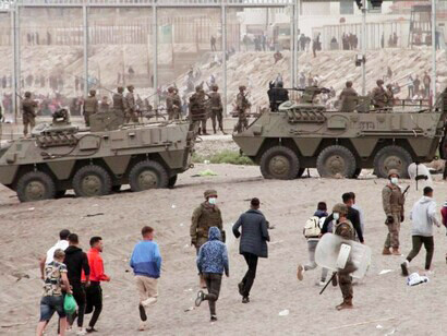 Tratando de establecer un dialogo: miles de jóvenes con militares, 2024, Ceuta, España 
