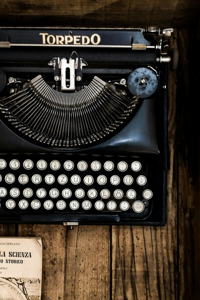 Máquina de escribir Torpedo sobre un escritorio de madera