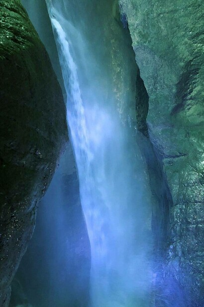 Le spettacolari cascate del Varone, alte quasi 100 metri, si addentrano nella montagna per circa 73 metri