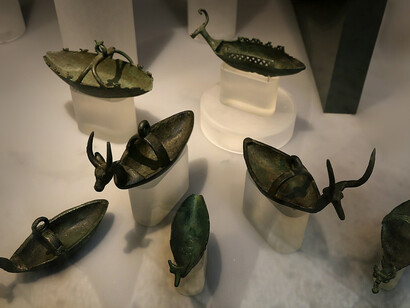 Civiltà nuragica, prima età del ferro, navicelle con protome bovina