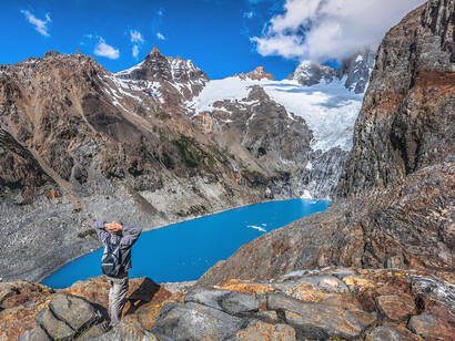 Un excursionista contempla las cumbres de la Patagonia