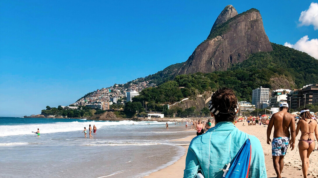 Na praia de Ipanema, o entardecer revelou uma experiência estética profunda, entre a areia quente e a visão do sol se pondo, evocando memórias e reflexões pessoais