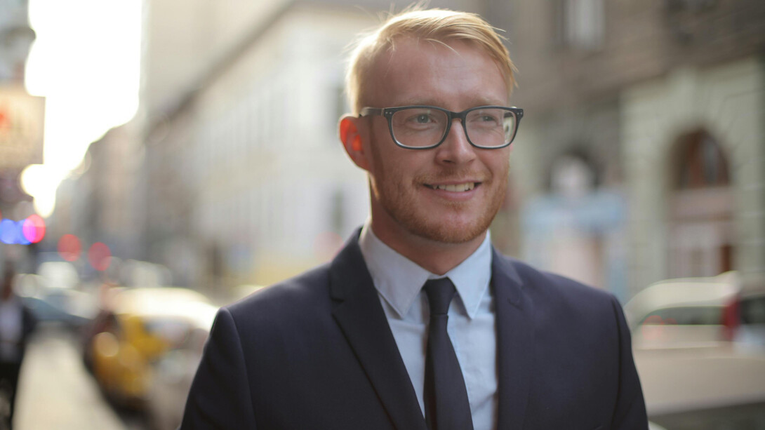 O OrCam MyEye é um dispositivo portátil inovador que utiliza inteligência artificial para interpretar o ambiente ao redor dos usuários com deficiência visual proporcionando independência na leitura de textos, identificação de rostos e objetos