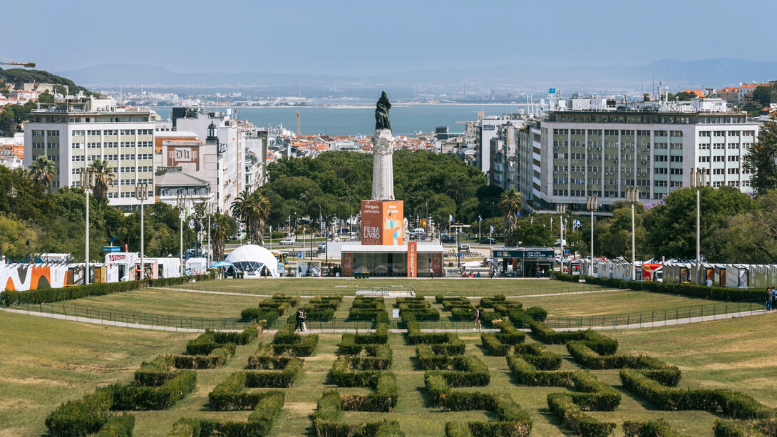 Vista do Parque Eduardo VII, em Lisboa, com seus jardins alinhados e a cidade ao fundo. É neste cenário que se insinua a infância do protagonista, onde o mundo parecia maior do que ele conseguiria ocupar. Ali começam as memórias de um homem que, desde cedo, aprendeu a existir à margem