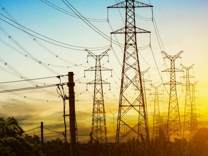 Torres de transmissão. Foi somente no século XVII que surgiram estudos mais sistemáticos sobre o tema. William Gilbert, um físico inglês, foi pioneiro ao investigar a eletricidade e o magnetismo, estabelecendo fundamentos que seriam essenciais para futuras descobertas