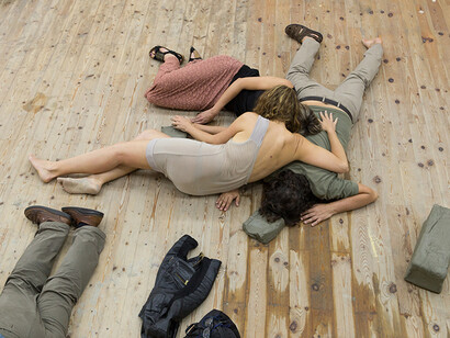 Virginia Zanetti, Studio quarto per l'estasi nel paesaggio/ Poggiare i piedi dentro l'anima, performance, Dino Morra arte contemporanea, Napoli, 2015, ph Danilo Donzelli