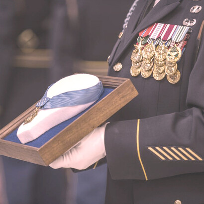 En el cuartel los cocineros tardan poco en darse cuenta, luego lo hicieron los soldados rasos. Todos sentían que el rancho desmejoraba y refunfuñaban en silencio, pero no se atrevían a reclamar por temor a represalias