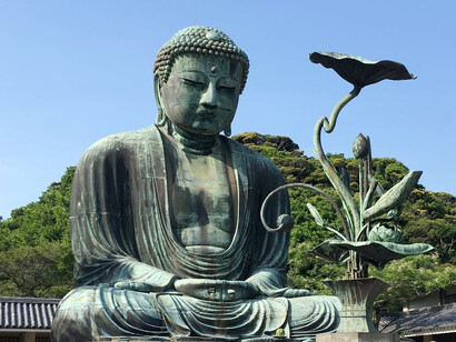 La estatua monumental de bronce que representa al Buda Amida