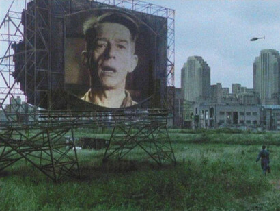 Fotograma de la película '1984', que muestra un sistema político que demanda obediencia ciega por parte de la sociedad