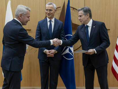 O chanceler da Finlândia, Pekka Haavisto, o secretário-geral da Otan, Jens Stoltenberg, e o secretário de Estado dos EUA, Antony Blinken, participam da entrega de documentos para a adesão da Finlândia à Otan
