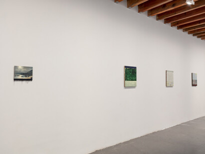 Minerva Cuevas y Thiago Hattnher, horizontes, vista de exhibición. Cortesía de kurimanzutto