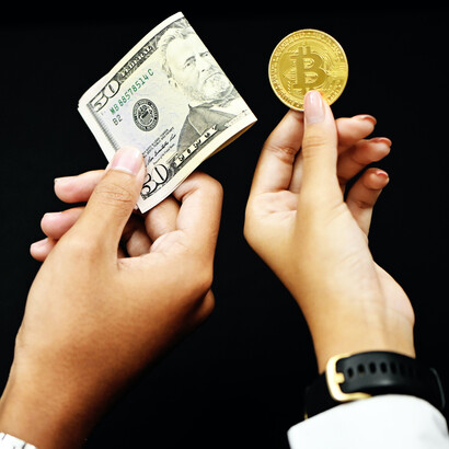 Bank note versus bitcoin, the evolution of currency