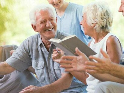 Un gruppo di perennials che leggono e ridono all'aria aperta