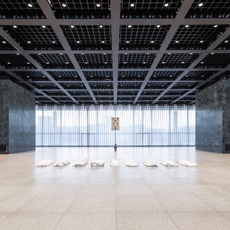 Maurizio Cattelan, Night, ausstellungsansicht. Mit freundlicher genehmigung der Neuen Nationalgalerie