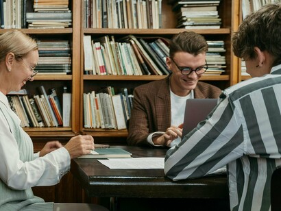 Do lado dos ‘soldados rasos’, lamento não ter melhor nomenclatura dicotómica - mas refiro-me aos professores, onde me incluo e a partir de onde construo este meu ‘lugar de fala’ - creio que se joga alguma (no mínimo) necessidade de reconsideração vocacional, que reconfigure a nossa identidade, a recontextualize num espaço e tempo novos e em mutação célere e a reconstrua num horizonte cultural amplo, superador da tendência ‘manualística’ formatada no/para o cumprimento ‘competente’ e formal (com conteúdo real?) de um determinado programa