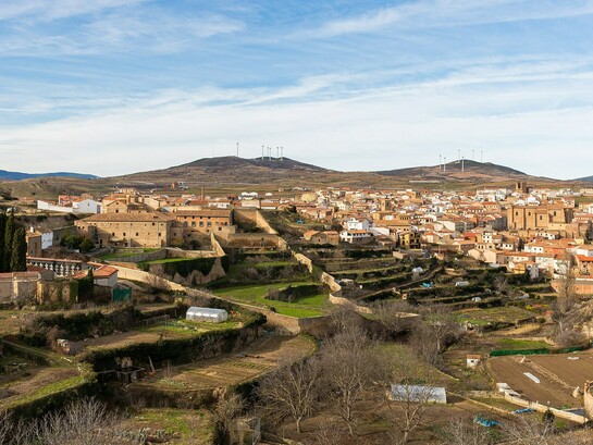 Un territorio se convierte en paisaje cultural cuando una institución decide nombrarlo de esa manera.  Ágreda fue una importante localidad durante la Edad Media como estratégico emplazamiento en la frontera con los reinos de Castilla, Aragón y Navarra. La villa tiene un patrimonio monumental muy diverso gracias a su importancia como centro de artes y artesanías donde cristianos, judíos y descendientes de árabes convivieron en paz. Vista del casco viejo de Ágreda, provincia de Soria, Castilla y León, España