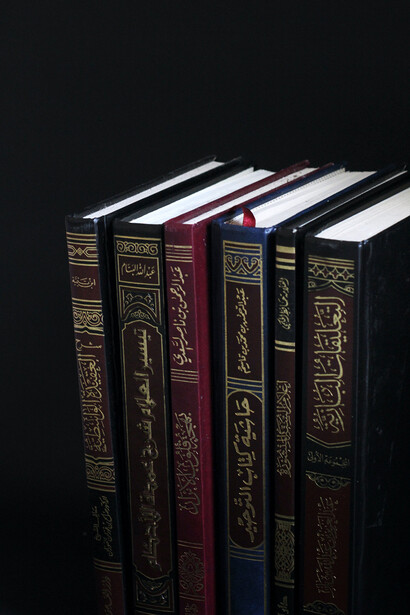 Je m’approchais de cette mystérieuse boîte dont la couleur vert anis témoignait du passage du temps, elle renfermait un livre très bien conservé, dont la couverture était ornée çà et là de trèfles et de triangles et, en son cœur, d’une superbe rose