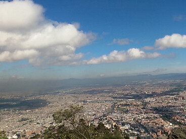 El apellido Aponte evoca un puente que une orillas y tiempos distintos, junto con el apellido Vacca, que evoca un Mediterráneo de retornos y mestizajes. Chapinero, Bogotá, Colombia