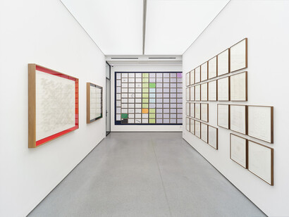 Esther Ferrer, Isidoro Valcárcel y Tom Johnson, En un océano infinito de números, nadar o hundirse en la lógica, vista de exhibición. Cortesía de 1 Mira Madrid