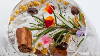 Cocktail Botanico: vodka, dry tonic, caffè, cannella, scorza d'arancia, semi di papavero blu, fiori di camomilla, rosmarino. Ph Stefano Mileto