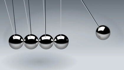 Pendolo di Newton: l'urto si trasmette dalle sfere spostate a quelle ferme fino a far muovere quelle all'estremità opposta