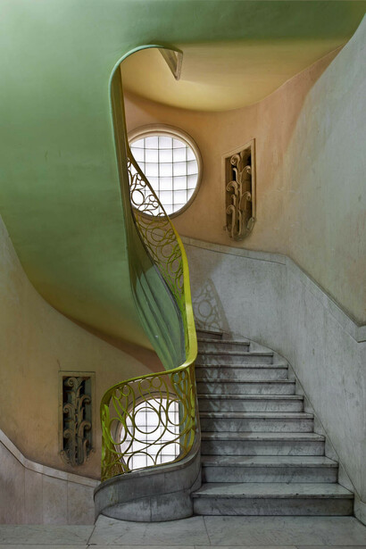 Michael Eastman, Deco Stairwell #2, Havana, 2014 ©Michael Eastman/Courtesy of Edwynn Houk Gallery, New York