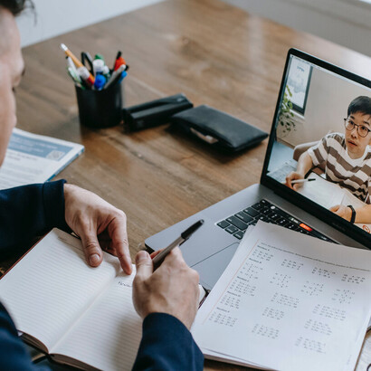 Coach de educação financeira ensina jovem a economizar sua mesada